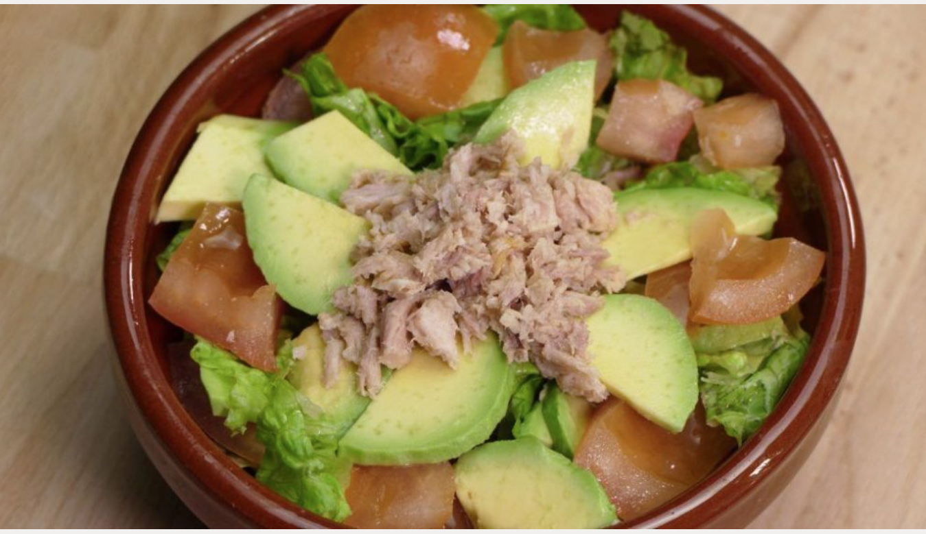 Ensalada de aguacate y atún con huevos a la plancha y crema de espárragos.